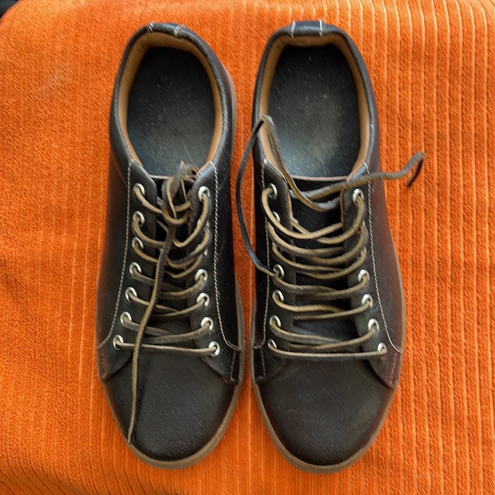 Thursday boot Company premier low top sneakers in cacao,  women’s size 9 NIB
